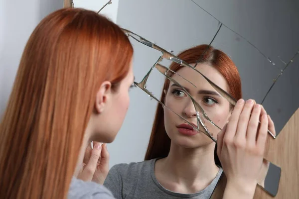 Sorglig Ung Kvinna Lider Psykiska Problem Nära Bruten Spegel — Stockfoto