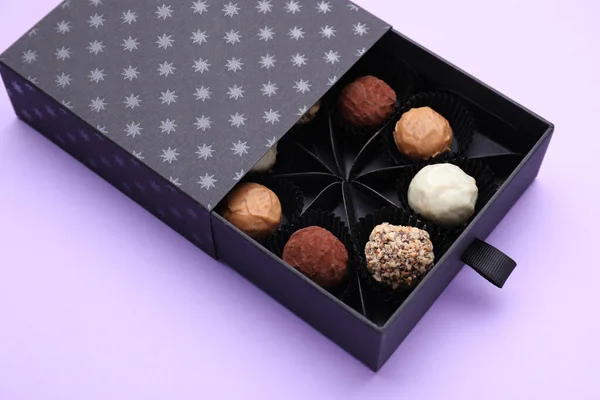 보라색 배경에 맛있는 초콜릿 — 스톡 사진