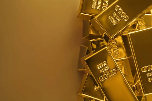 Viele Glänzende Goldbarren Auf Farbigem Hintergrund Flach Liegend Raum Für — Stockfoto