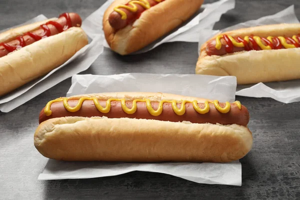 Heerlijke Hotdogs Met Mosterd Ketchup Grijze Tafel Close — Stockfoto