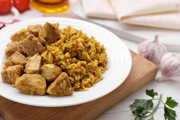Köstlicher Reis Mit Huhn Auf Weißem Tisch Nahaufnahme — Stockfoto