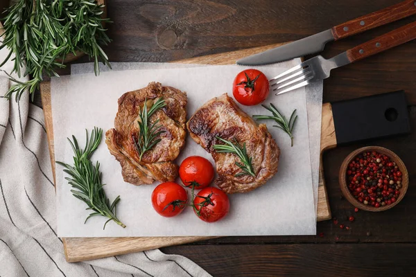 ローズマリー トマト スパイスを木製のテーブルの上でおいしい揚げ肉 フラットレイ — ストック写真
