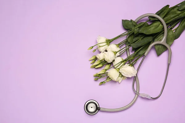 Stethoscope Gyönyörű Virágok Világos Lila Háttér Lapos Feküdt Helyet Szöveges — Stock Fotó