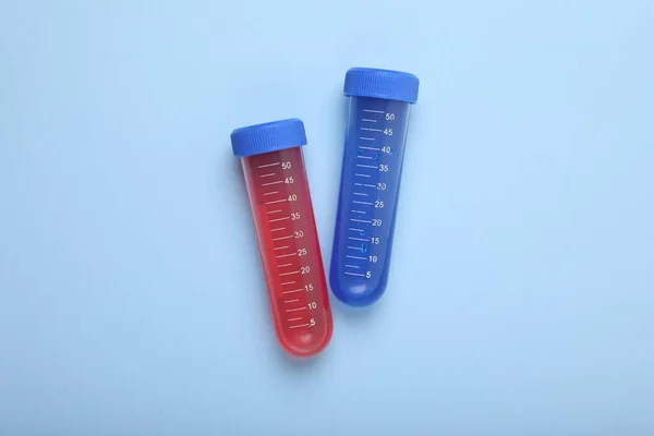 Testbuizen Met Kleurrijke Vloeistoffen Lichtblauwe Achtergrond Plat Gelegd Chemisch Experiment — Stockfoto