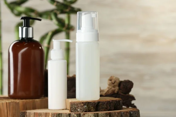 Botellas Productos Limpieza Facial Soporte Madera —  Fotos de Stock