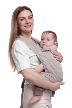 Anne beyaz arka planda çocuğunu askıda (bebek taşıyıcısı) tutuyor