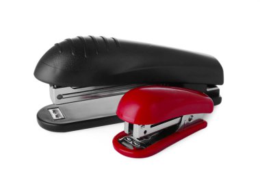 Beyaz üzerine izole edilmiş yeni parlak renk zımbaları