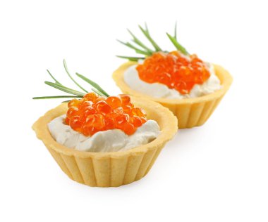 Kırmızı havyarlı lezzetli tartlar ve beyaz arka planda krem peynir.