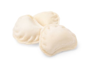 Beyaz arka planda lezzetli dolgusu olan bir yığın çiğ hamur köftesi (varenyky)