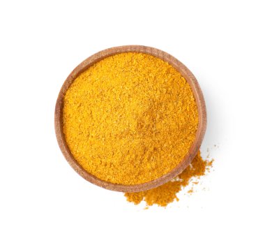 Tahta kase ve köri tozu beyaza izole edilmiş.