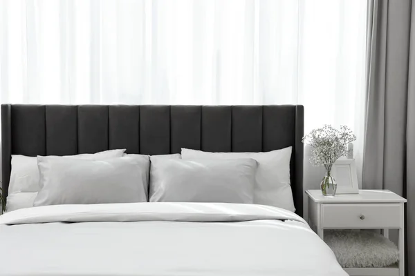 침대에 아름다운 침대를 마련하라 아름다운 — 스톡 사진