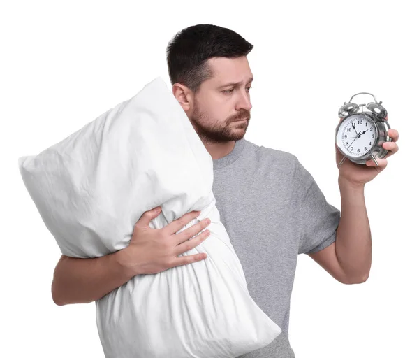 Δυστυχισμένος Άνθρωπος Μαξιλάρι Και Ξυπνητήρι Λευκό Φόντο Πρόβλημα Αϋπνίας — Φωτογραφία Αρχείου