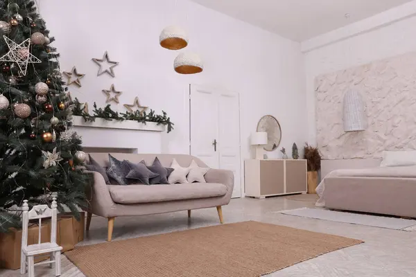 クリスマスツリーとお祝いの装飾付きのリビングルームのインテリア — ストック写真
