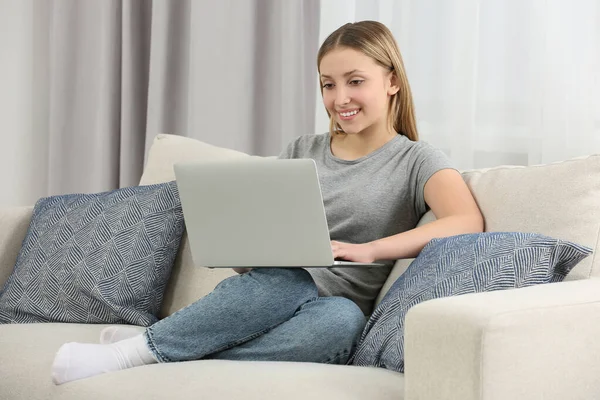 Teenage Girl Using Laptop Sofa Home — Foto Stock