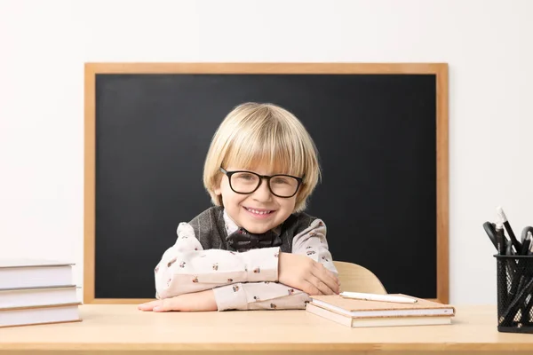 Счастливый Маленький Школьник Сидит Партой Книгами Возле Школьной Доски Классе — стоковое фото