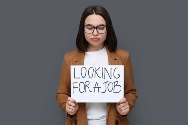 Молода Безробітна Жінка Тримає Знак Фразою Шукаю Роботу Сірому Фоні — стокове фото