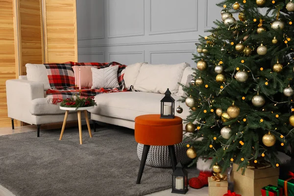 リビングルームの美しいクリスマスツリー ギフトボックス ソファ — ストック写真