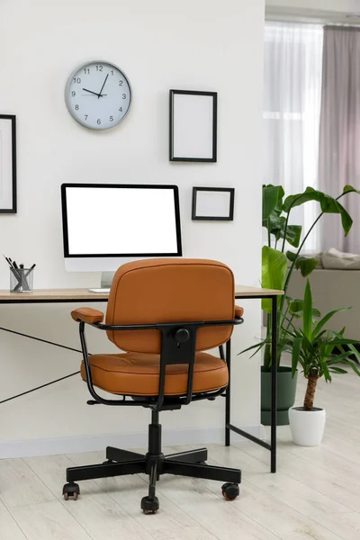 Elegante Interior Habitación Con Cómoda Silla Oficina Escritorio Plantas Interior —  Fotos de Stock