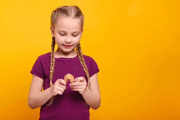 Χαριτωμένο Κορίτσι Κρατώντας Νόστιμο Μπισκότο Τύχης Πρόβλεψη Πορτοκαλί Φόντο Χώρος — Φωτογραφία Αρχείου