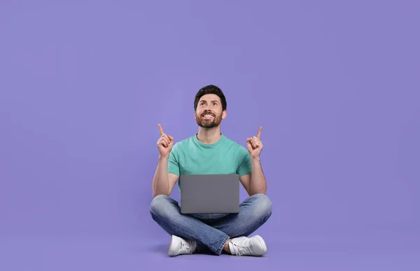 Homem Feliz Com Laptop Fundo Roxo — Fotografia de Stock