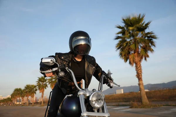 若いです女性でヘルメット乗馬オートバイ上の晴れた日 — ストック写真
