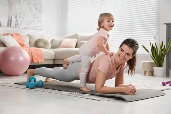 Mãe Fazendo Exercício Com Sua Filha Casa — Fotografia de Stock