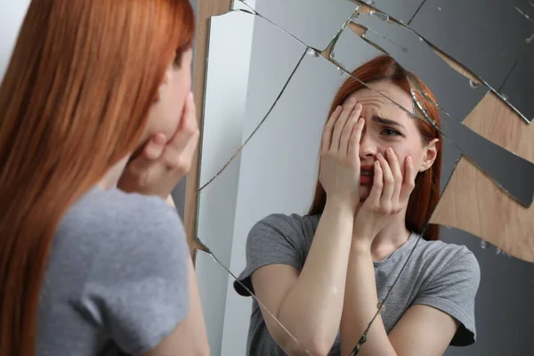 Jovem Emocional Que Sofre Problemas Mentais Perto Espelho Quebrado — Fotografia de Stock