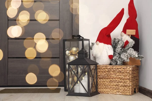 Gnomos Navidad Linternas Con Velas Bolas Cerca Puerta Madera Interior —  Fotos de Stock