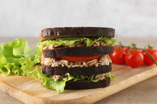 Läcker Smörgås Med Tonfisk Tomater Och Sallad Träbord — Stockfoto