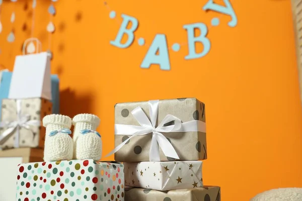 婴儿淋浴派对 时尚房间中的节日装潢 布袋和礼品盒 文字空间 — 图库照片