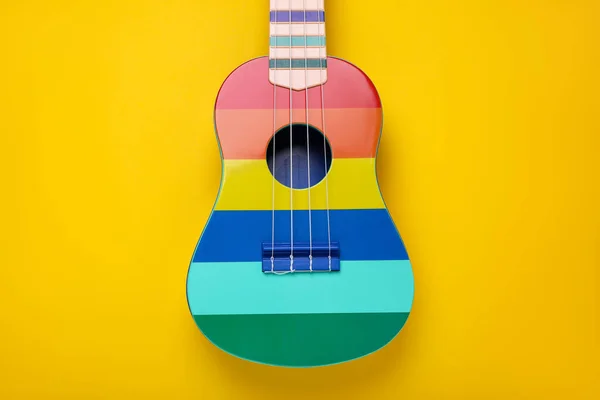 Ukelele Colorido Sobre Fondo Amarillo Vista Superior Instrumento Musical Cuerda — Foto de Stock