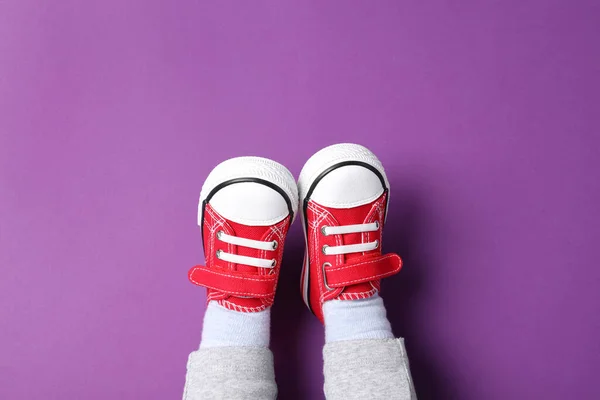 Μικρό Παιδί Κομψό Κόκκινο Gumshoes Μωβ Φόντο Top View — Φωτογραφία Αρχείου