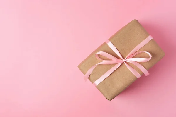 Prachtige Geschenkdoos Met Strikje Roze Achtergrond Bovenaanzicht Ruimte Voor Tekst — Stockfoto