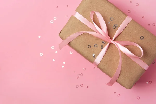 Gyönyörű Ajándék Doboz Konfetti Rózsaszín Háttér Felső Nézet Szöveg Helye — Stock Fotó