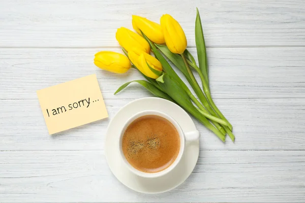 Przeprosiny Żółta Kartka Frazą Przepraszam Filiżanka Kawy Piękne Żółte Tulipany — Zdjęcie stockowe