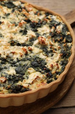 Lezzetli ev yapımı ıspanaklı kiş, masada, yakın plan.