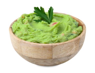 Bir kase lezzetli guacamole, beyaz üzerine izole edilmiş.