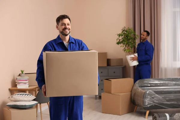 Yeni Evde Karton Kutuları Olan Erkek Nakliyeciler — Stok fotoğraf