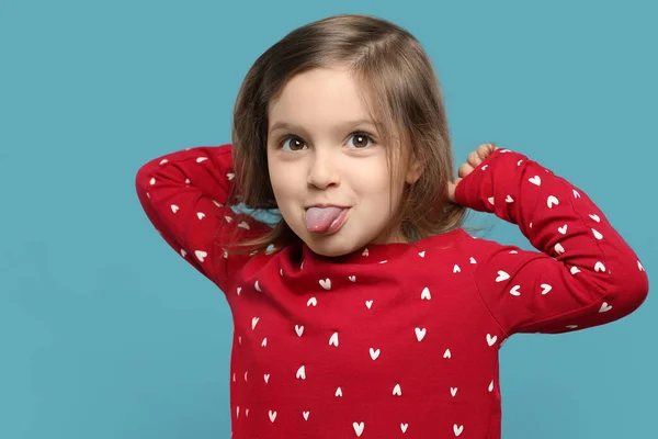 Смешная Маленькая Девочка Показывает Свой Язык Светло Голубом Фоне — стоковое фото