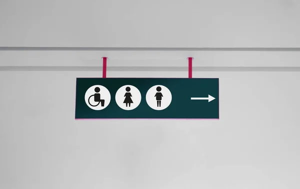 シンボルと矢印が方向を示す公衆トイレの標識 — ストック写真