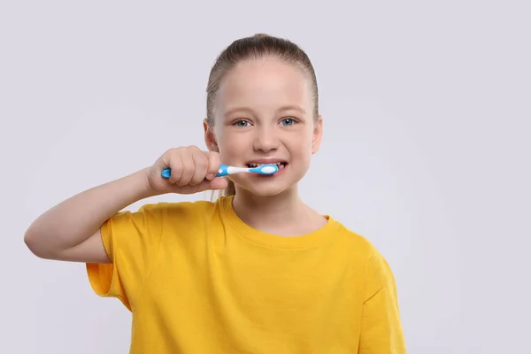 Menina Feliz Escovar Dentes Com Escova Dentes Fundo Branco — Fotografia de Stock