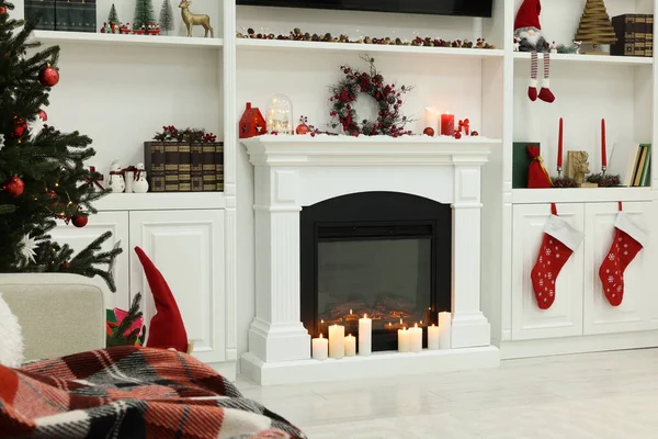 Άνετο Δωμάτιο Τζάκι Και Αναμμένα Κεριά Χριστουγεννιάτικη Ατμόσφαιρα — Φωτογραφία Αρχείου