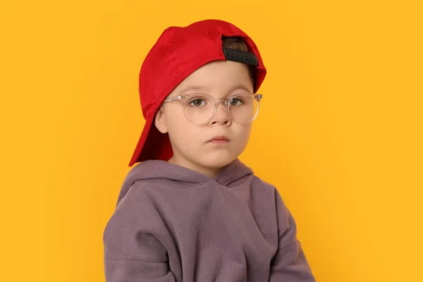 Cute Little Boy Okularach Pomarańczowym Tle — Zdjęcie stockowe