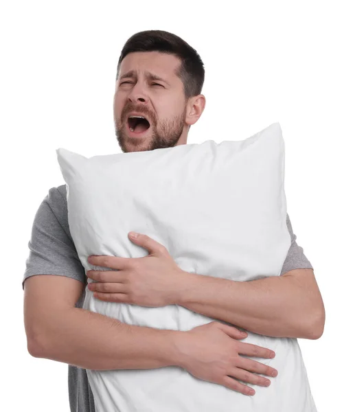 白い背景に枕のあくびをして眠そうな男 不眠症の問題 — ストック写真