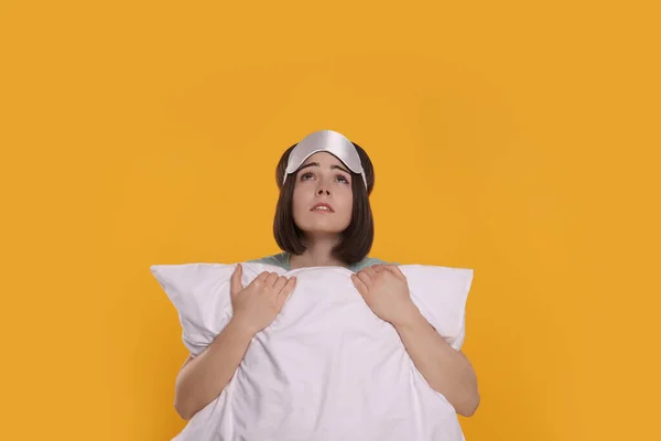 Unzufriedene Junge Frau Mit Schlafmaske Und Kopfkissen Auf Gelbem Hintergrund — Stockfoto