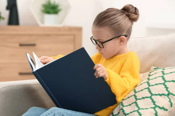 Aranyos Kislány Szemüvegben Könyvet Olvas Otthon — Stock Fotó