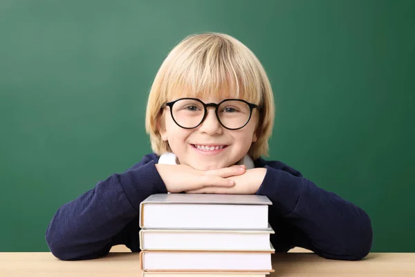 Niño Escuela Feliz Sentado Escritorio Con Libros Cerca Pizarra — Foto de Stock