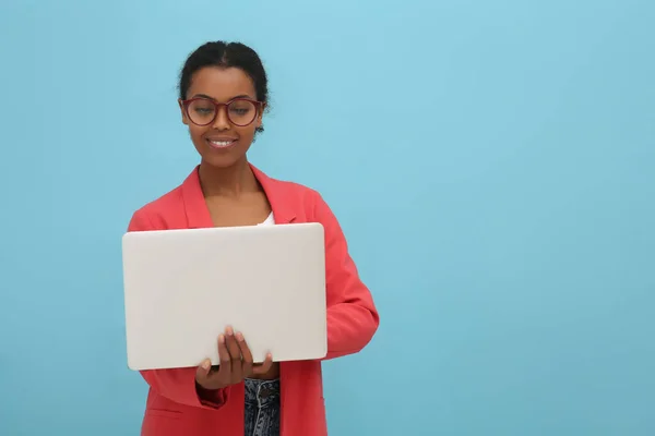 Χαμογελώντας Αφροαμερικανός Οικότροφος Που Δουλεύει Φορητό Υπολογιστή Ανοιχτό Μπλε Φόντο — Φωτογραφία Αρχείου