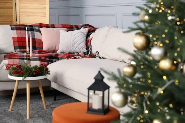 Vánoční Výzdoba Lucerna Svíčkou Pohovkou Obývacím Pokoji — Stock fotografie