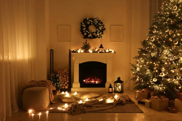 晚上有漂亮的客厅 里面有燃烧的壁炉和圣诞树 — 图库照片